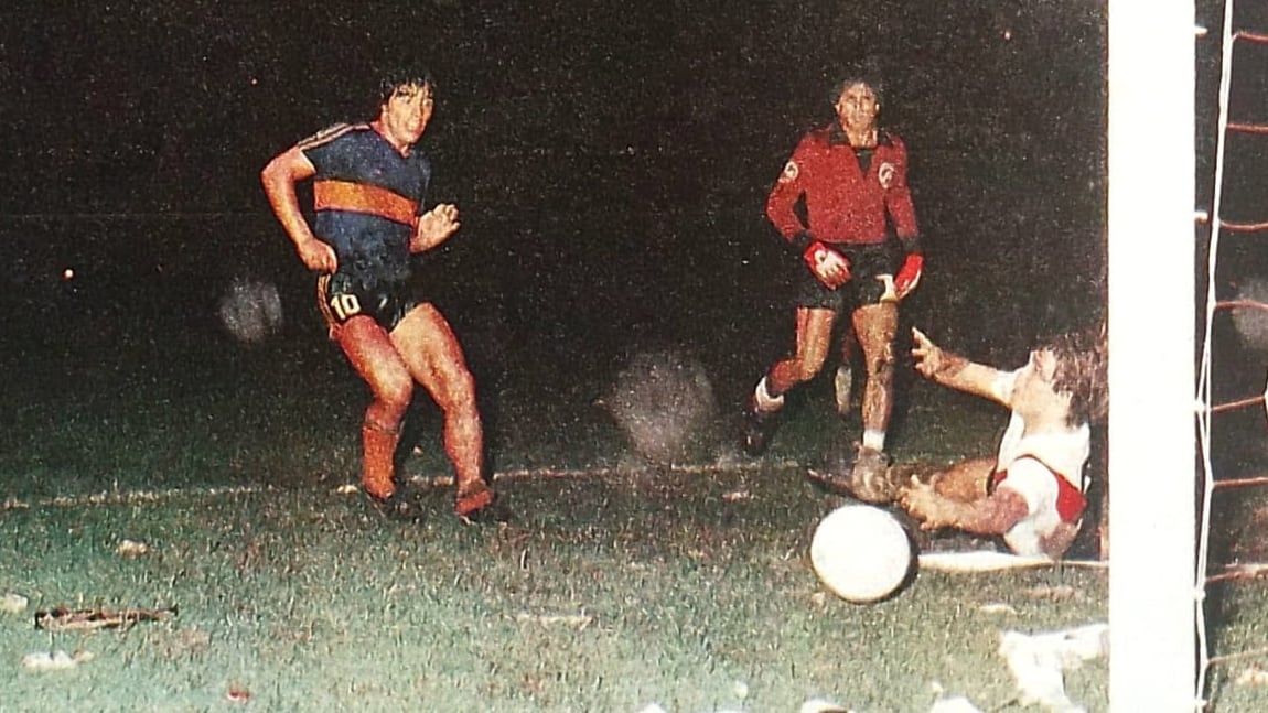 El histórico gol de Diego a Fillol, que puso el 3-0 definitivo. Tarantini hace un último esfuerzo, sin éxito