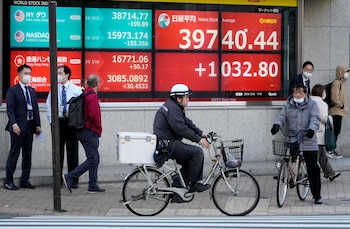 Gente camina por las calles