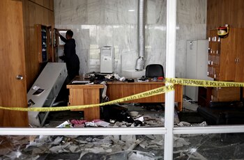 Una persona inspecciona los daños,