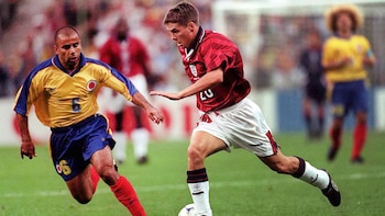 Mauricio Serna marca a Michael