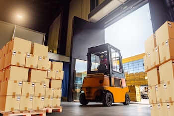 De acuerdo con el INDEC, la industria manufacturera retrocedió 4,6% interanual, mientras que el comercio mayorista, minorista y reparaciones cayó 5,1% (Foto: Shutterstock)