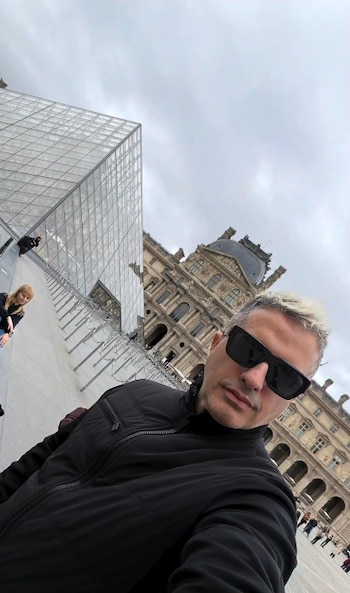 La pirámide de cristal del Museo del Louvre, escenario de una de las postales del viaje