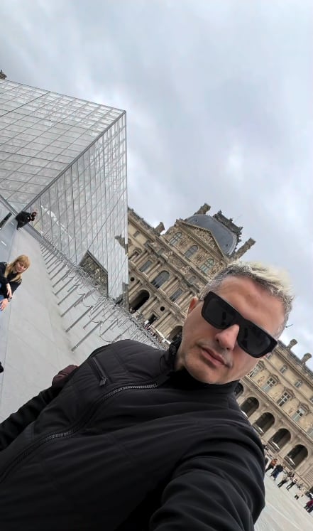 La pirámide de cristal del Museo del Louvre, escenario de una de las postales del viaje