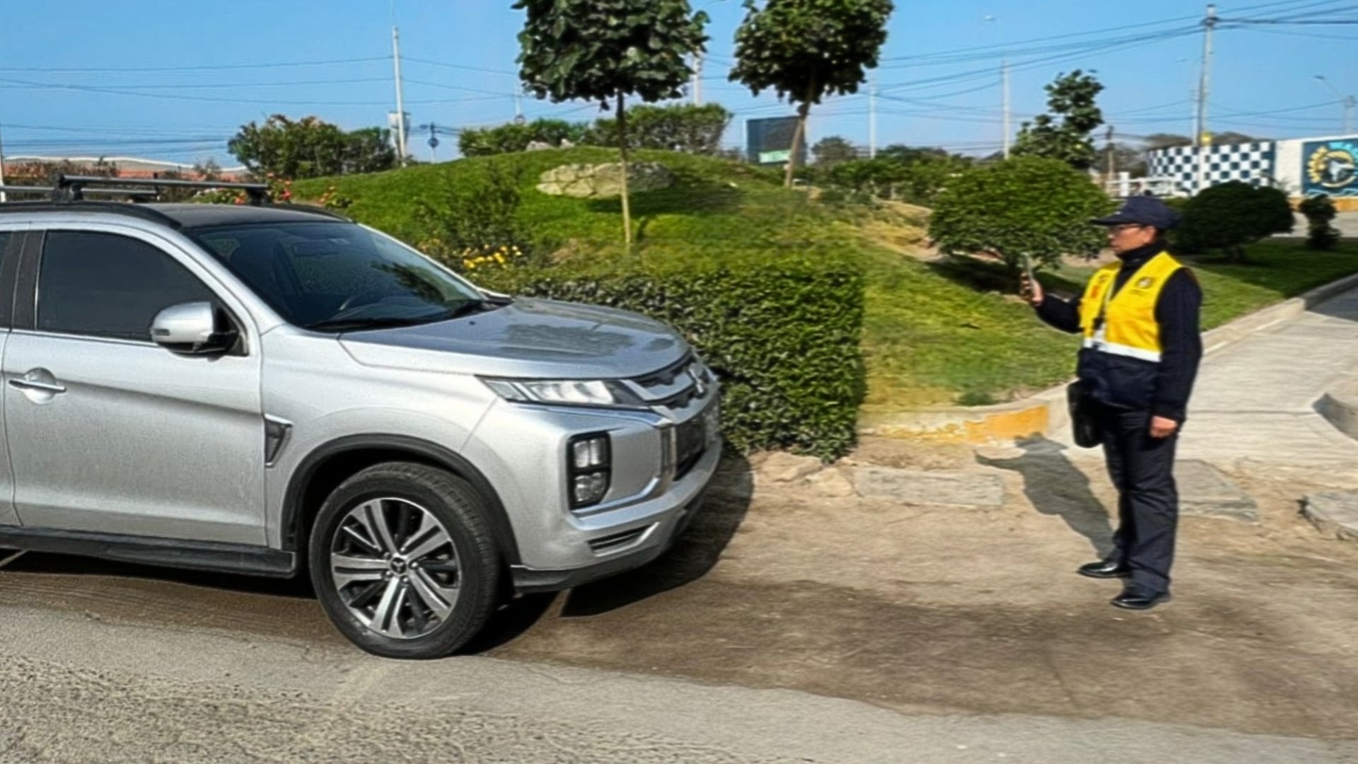 Un inspector municipal de Lima utiliza la aplicación Lima Reporta para registrar digitalmente una infracción de tránsito, fortaleciendo la fiscalización en la capital. (Foto: Facebook / Municipalidad de Punta Hermosa)