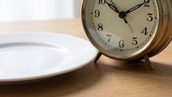 Adelantar la cena podría ser la clave para mantener la mente joven, según un estudio