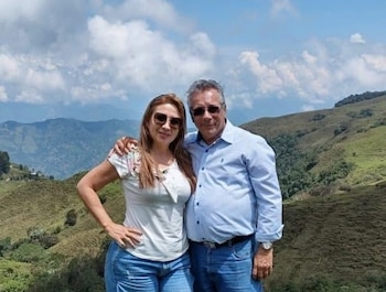 Jorge Isaac Tobón perdió a su esposa, Ana Ludivia Bernal, tras el colapso del edificio donde vivían. Foto: Redes sociales