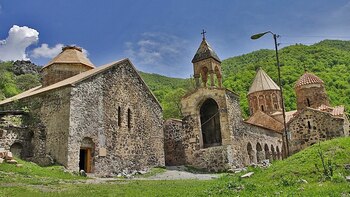 Una iglesia armenia medieval repleta