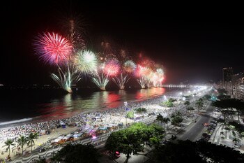 En Río de Janeiro, la mítica playa de Copacabana recibió más de dos millones de personas para un show de fuegos artificiales de 12 minutos y una decena de conciertos. (REUTERS)