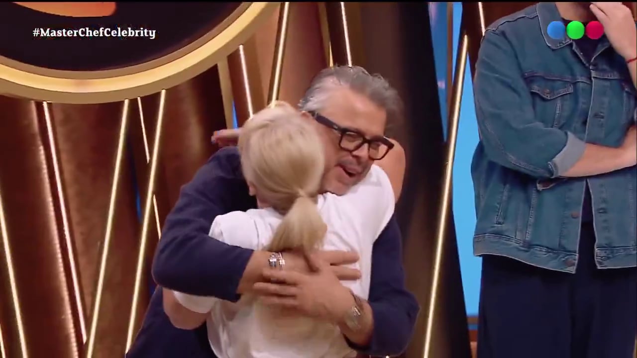 El abrazo de Claudia Villafañe con el jurado en el recibimiento que tuvo en el reality culinario