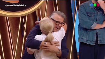 El abrazo de Claudia Villafañe