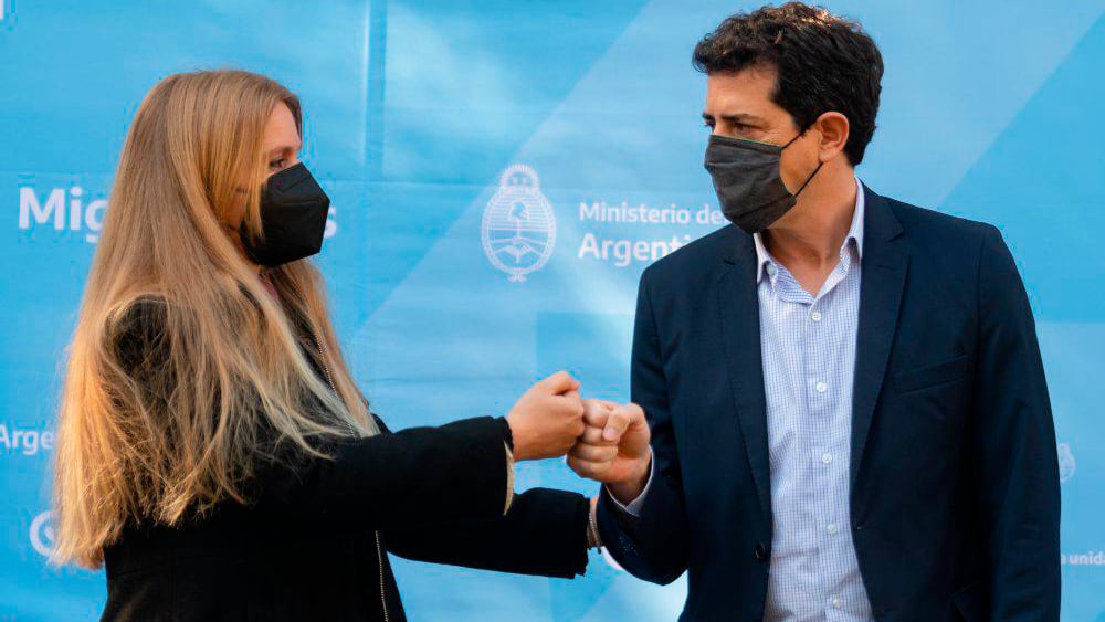 Florencia Carignano, junto a Wado de Pedro