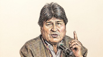 Ilustración de Evo Morales con cabello oscuro, camisa de cuello abierta, un saco a cuadros y un micrófono. Su dedo índice derecho está levantado.