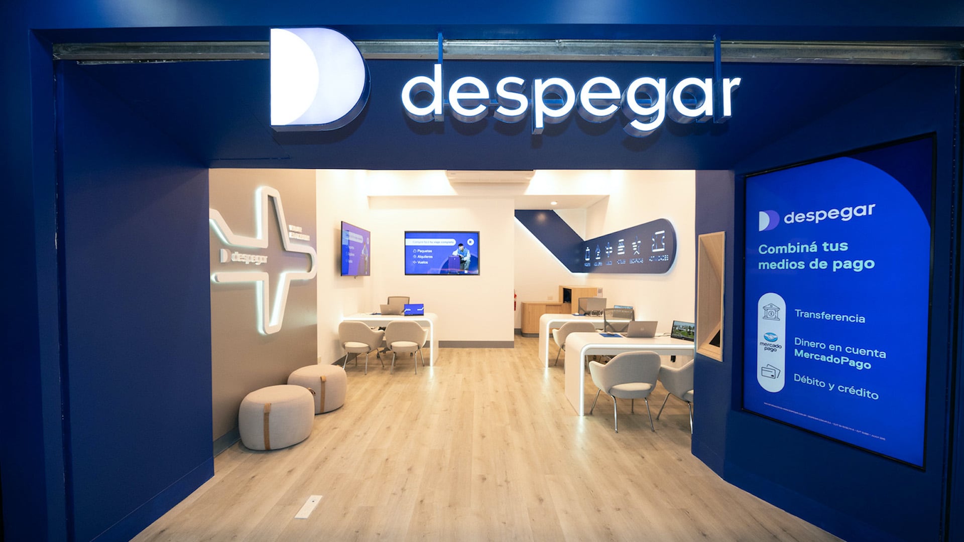 Vista interior de una sucursal moderna de Despegar. La empresa también tiene locales físicos