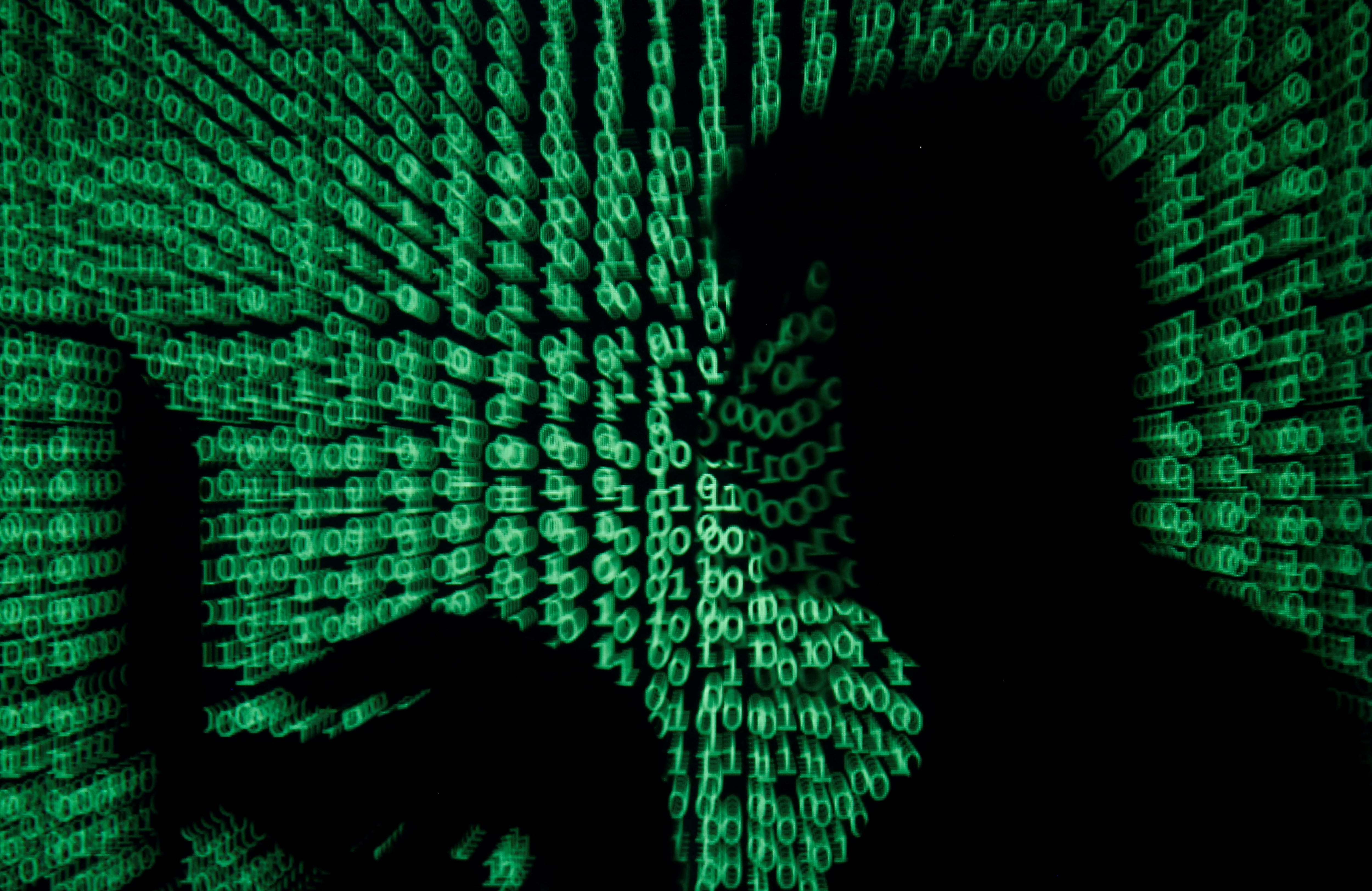 Especialistas recomiendan entrar siempre por la app o sitio oficial, desconfiar de ventajas exageradas y mantener software de seguridad actualizado, además de revisar dominios con errores mínimos, una táctica común para pasar desapercibidos en campañas masivas - REUTERS/Kacper Pempel/Illustration/File Photo