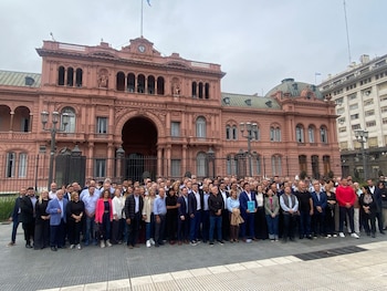 Intendentes de la Federación Argentina de Municipios se movilizaron al Ministerio de Economía para exigir la liberación de fondos retenidos por la Nación (captura de pantalla)