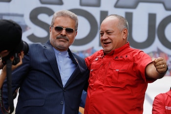 El ministro del Interior de Venezuela, Diosdado Cabello, y el embajador de Irán en Venezuela, Ali Chegini, participan en una marcha en apoyo a Irán en Caracas, Venezuela, el 19 de junio de 2025 (REUTERS/Leonardo Fernandez Viloria)