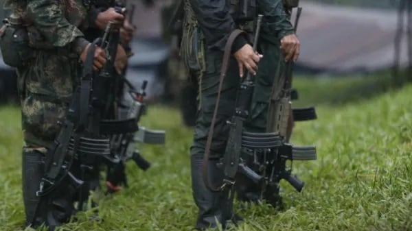 Una grabación obtenida muestra cómo integrantes de ese grupo armado restringen la participación ciudadana, exigiendo carnés y amenazando a la población con cobros y la pérdida de tierras si no respalda al candidato del Pacto Histórico - crédito Colprensa
