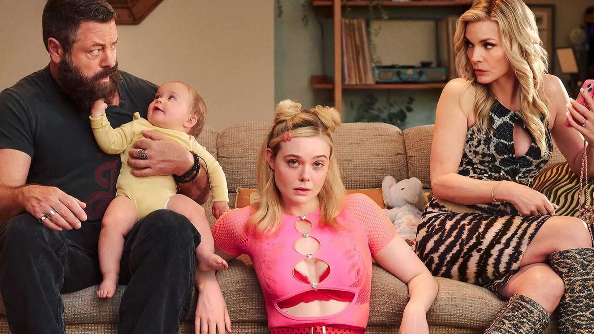 Nick Offerman, el bebé, Elle Fanning y Michelle Pfeiffer en