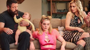 Nick Offerman, el bebé, Elle Fanning y Michelle Pfeiffer en 'Margo tiene problemas de dinero' (Apple TV)