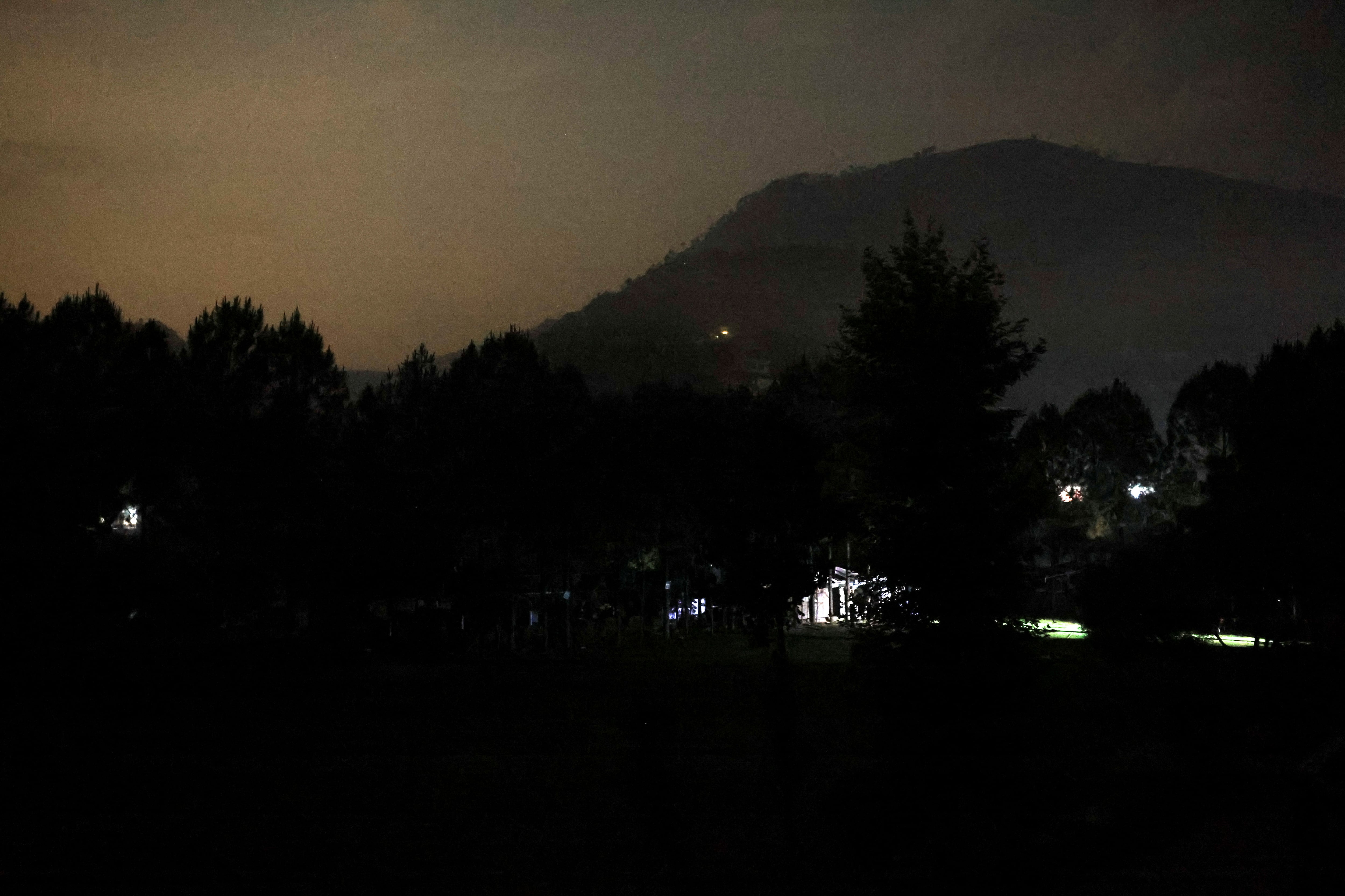 Vista de la ciudad durante el apagón, tras los ataques de la India en Muzaffarabad, en la Cachemira administrada por Pakistán, el 7 de mayo de 2025. REUTERS/Akhtar Soomro