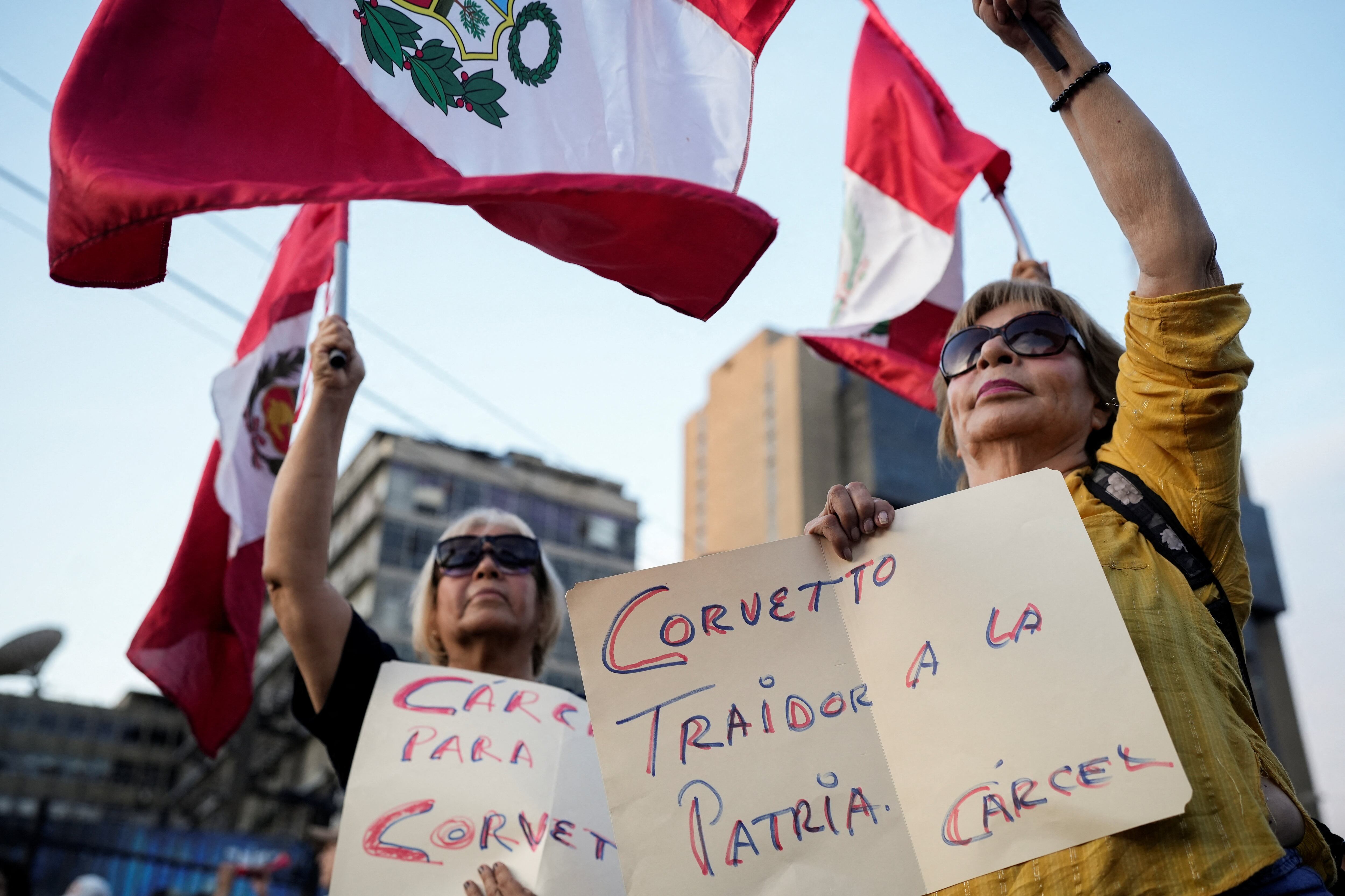 Simpatizantes del candidato presidencial Rafael López Aliaga sostienen pancartas durante una marcha mientras retrasos y supuestas irregularidades enturbian el recuento de votos presidenciales, alimentando las acusaciones de fraude, en particular de López Aliaga, quien permanece en una cerrada batalla con el candidato Roberto Sánchez por el segundo lugar, en Lima, Perú, 19 de abril de 2026. REUTERS/Angela Ponce