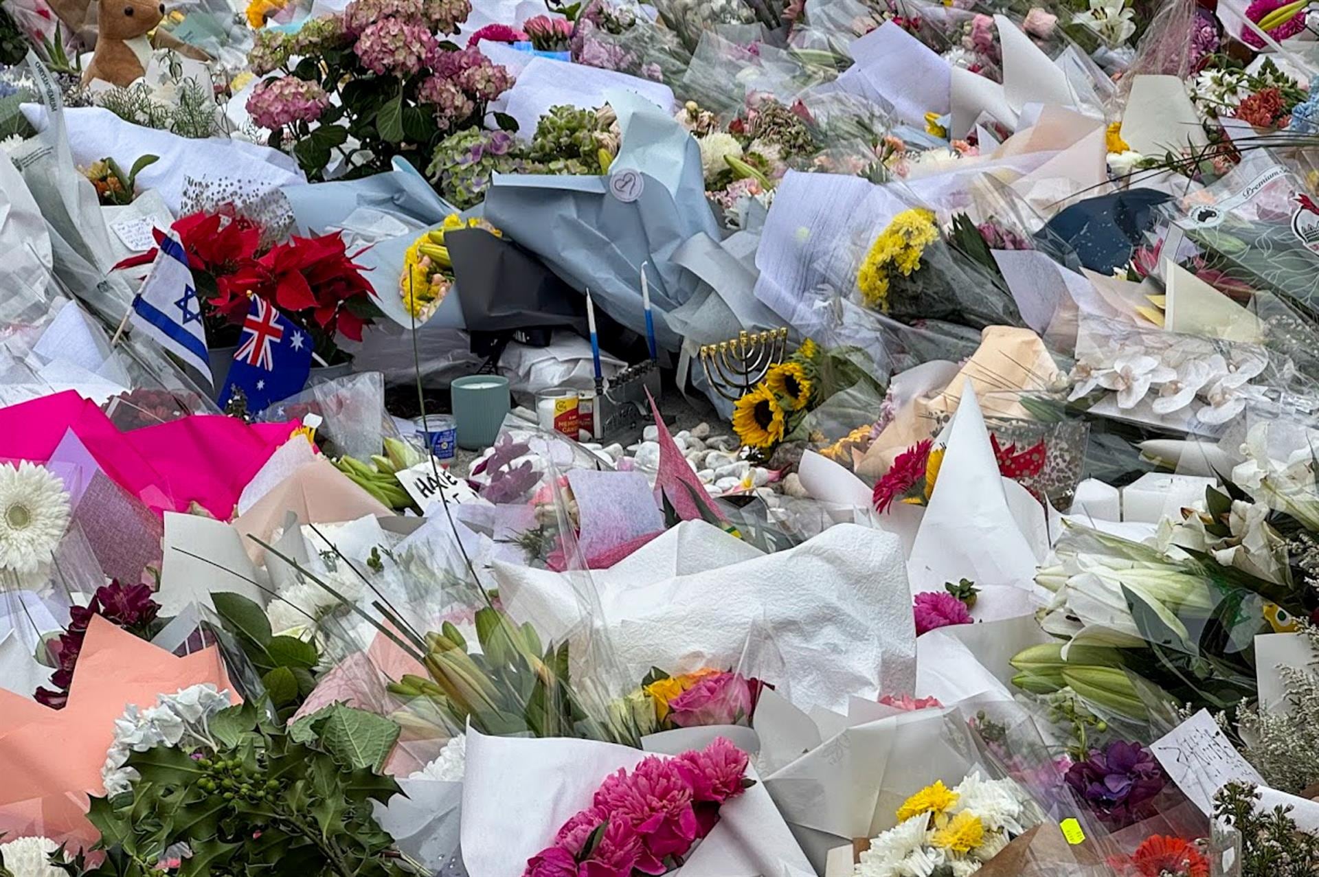 Comienzan en Australia los funerales de las víctimas del tiroteo de la playa de Bondi.