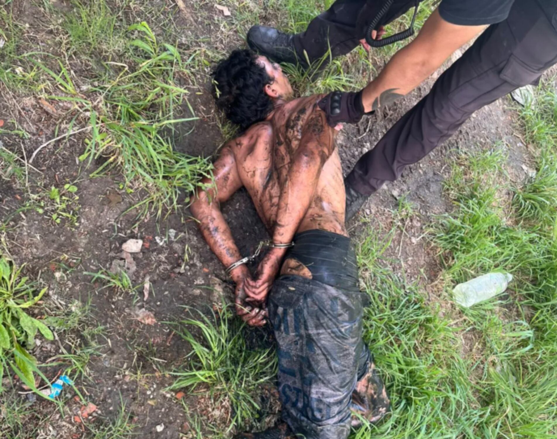 El agresor es detenido en un zanjón a cuadras de la casa donde ocurrió la agresión (0221)