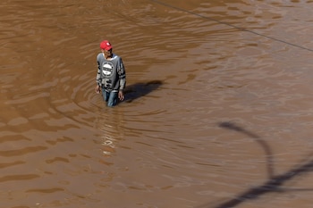 Un hombre camina frente al