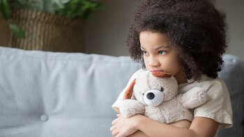 Una niña abrazada a su