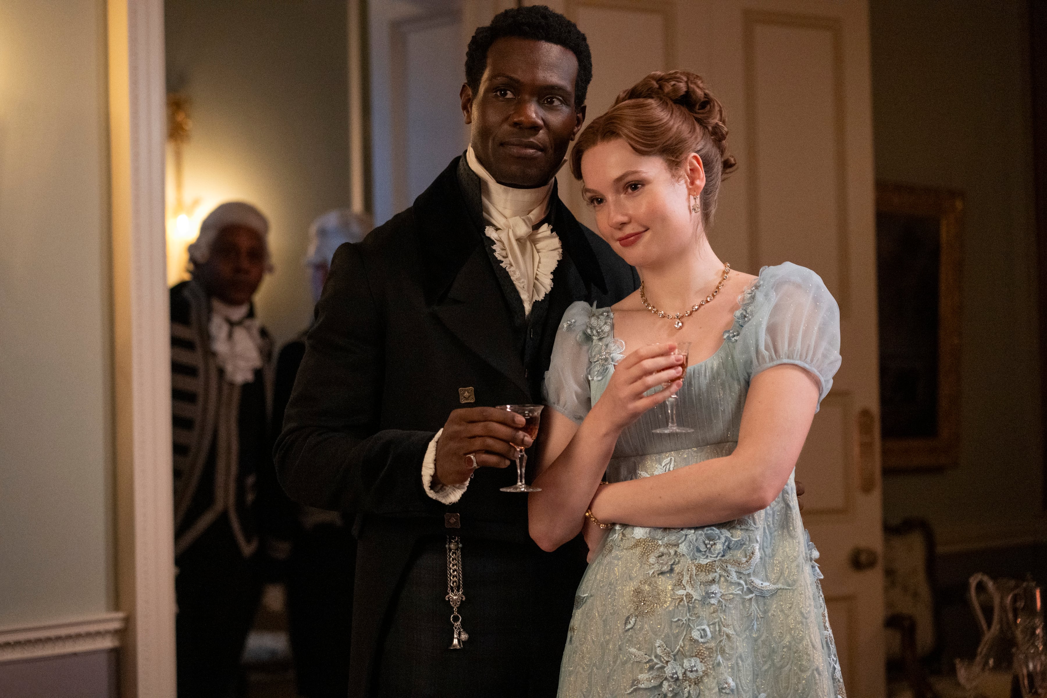 Victor Alli y Hannah Dodd, como Lord John Stirling y Francesca Bridgerton, respectivamente, asisten a un elegante evento social en la aclamada serie de Netflix, Bridgerton (Netflix)