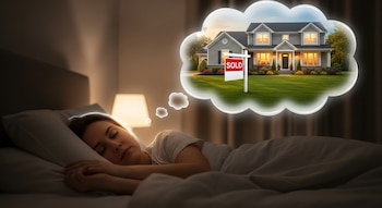 Mujer durmiendo en cama, burbuja de pensamiento con casa unifamiliar de jardín verde y cartel "SOLD" rojo y blanco.