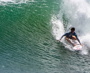Romeo Chávez logró subirse al podio en dos ocasiones: obtuvo medalla de plata en la modalidad shortboard y bronce en SUP surf - crédito @romeito_chavez/Instagram