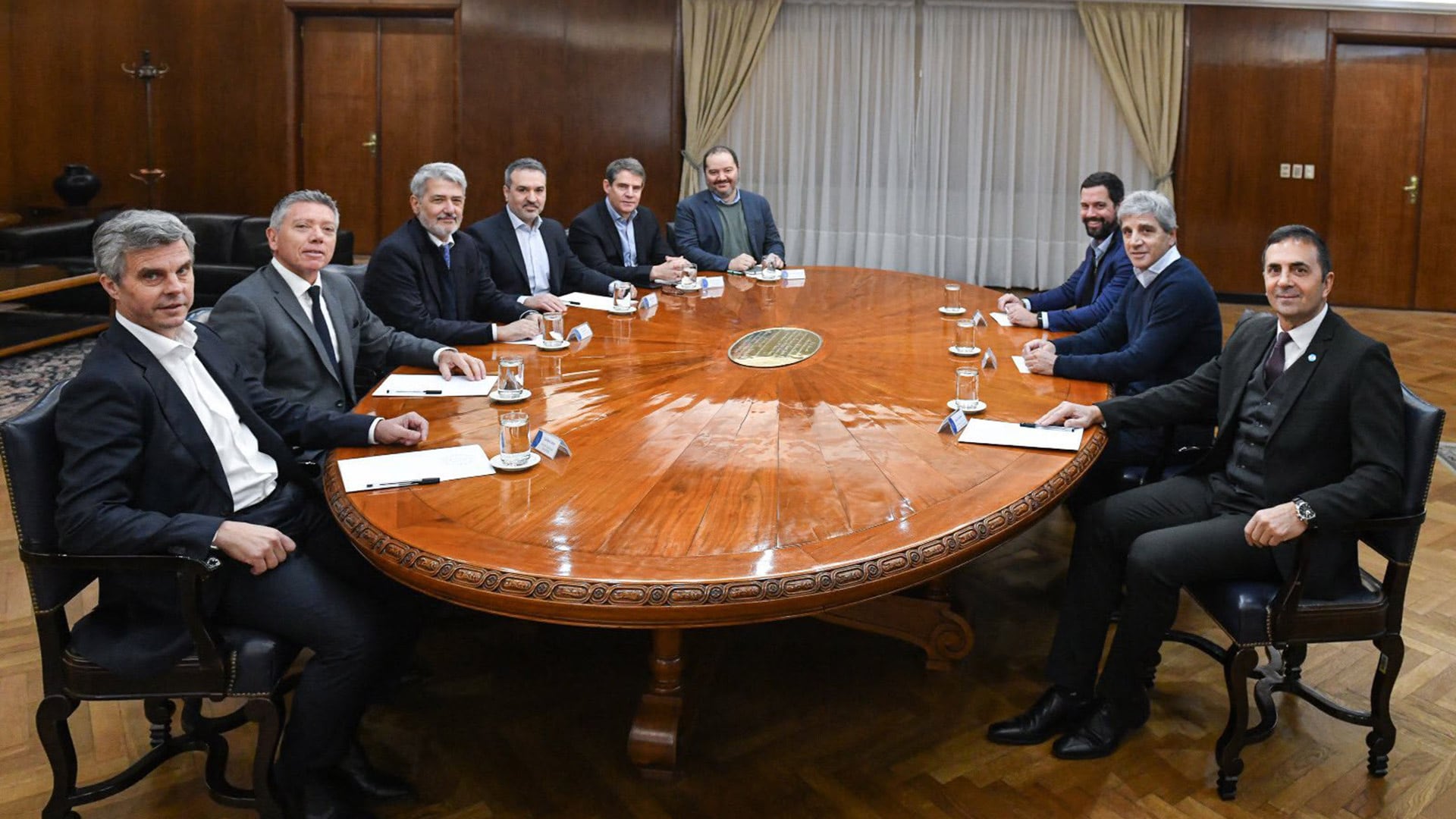 El ministro de Economía, Luis Caputo, encabezó la reunión con supermercadistas y funcionarios para abordar la modernización laboral.