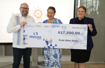 Representantes de una de las mipymes beneficiadas mediante la alianza institucional para fortalecer al sector empresarial panameño. (Cortesía)
