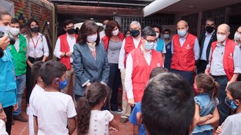 La ministra de Asuntos Exteriores, Arancha González Laya, y la canciller colombiana, Claudia Blum, en una visita a los migrantes venezolanos en la frontera con Colombia (Europa Press)