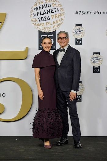 Los presentadores Raquel Sánchez Silva y Boris Izaguirre en la entrega del 75 Premio Planeta de Novela. (Alberto Paredes / Europa Press)