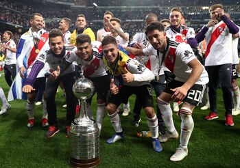 Juan Fernando Quintero celebrando junto