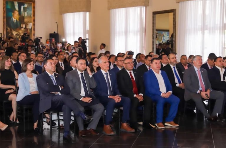 El mandatario aseguró que buscará incrementar progresivamente las transferencias destinadas a las alcaldías. (FOTO: Presidencia de Honduras)
