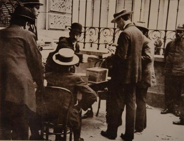 Antes se votaba en los atrios de las escuelas. En la foto una mesa de las elecciones presidenciales del 2 de abril de 1916