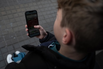 Una niño usa el teléfono