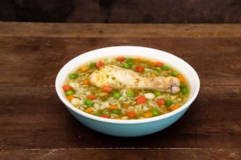 El aguadito, sopa peruana tradicional,