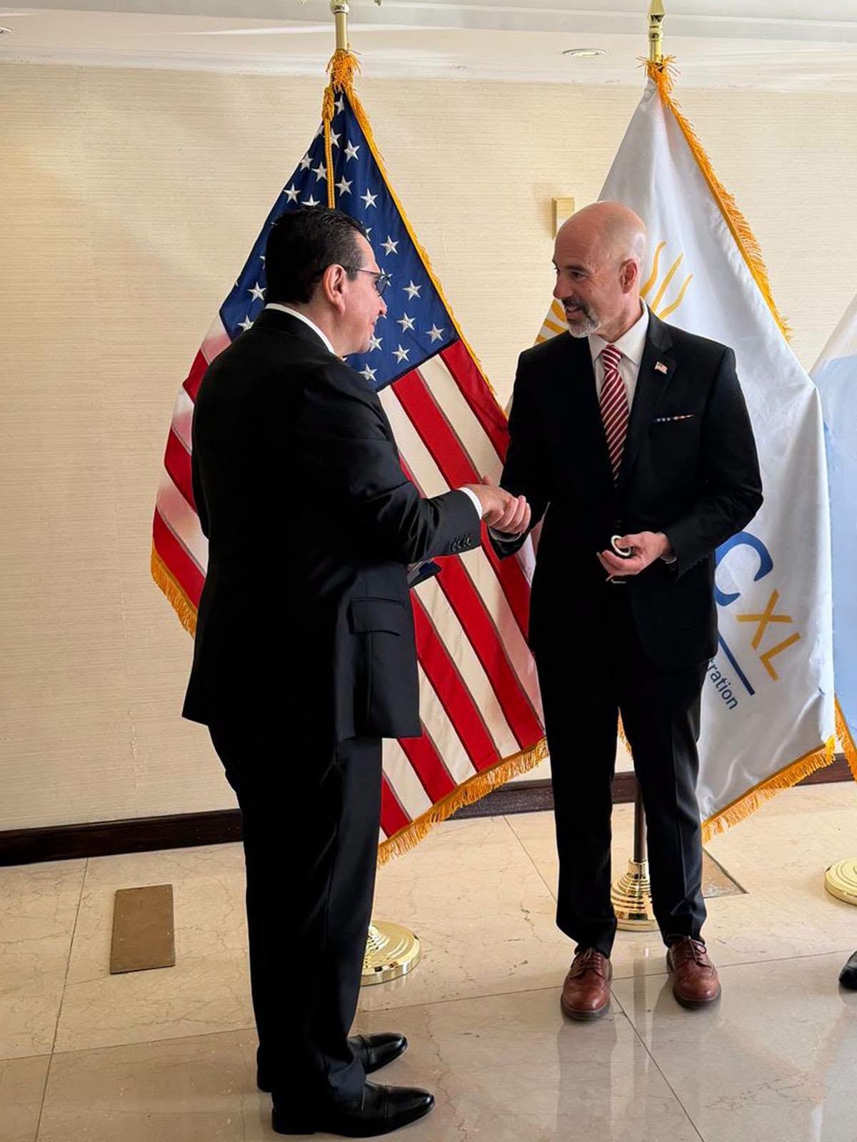 El Fiscal General de la República y Jefe del Ministerio Público Dr. Gabriel Estuardo García Luna se reunió con Terrance C. “Terry” Cole Administrador de la Administración para el Control de Drogas de los Estados Unidos (DEA). (Ministerio Público de Guatemala)