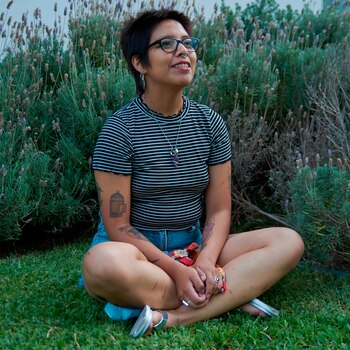 En su brazo derecho tiene