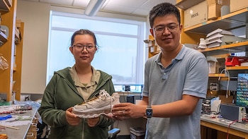 Una zapatilla con inteligencia artificial analiza la forma de caminar y se carga con cada pisada