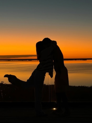 Siluetas al atardecer frente al