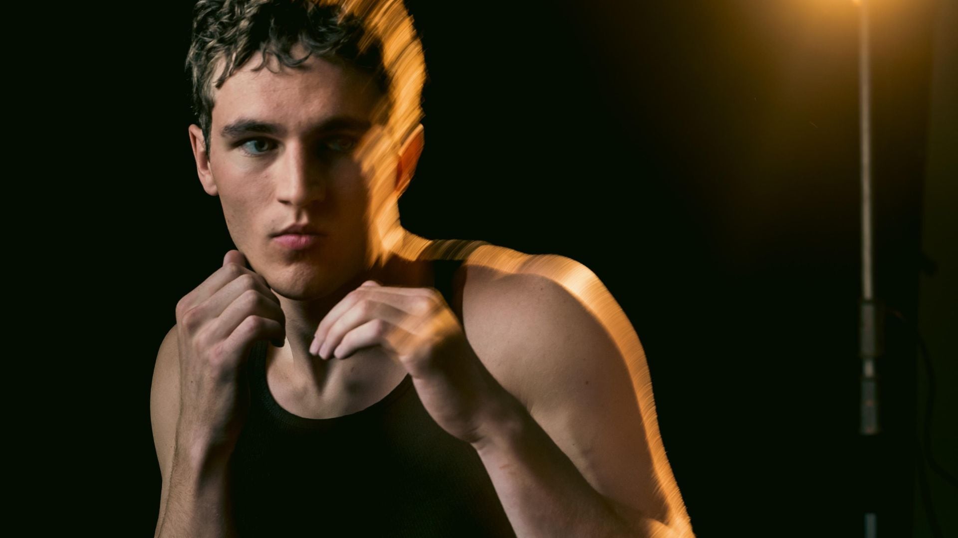 JC Kilcoyne, actor en ascenso que sufrió caída junto a Jonathan Majors (IMDb)