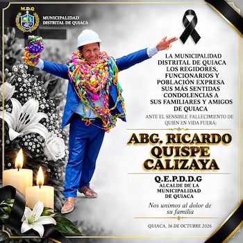 Esquela con la fotografía de un hombre con casco y serpentinas, velas encendidas, flores blancas, un lazo negro y un mensaje de condolencias