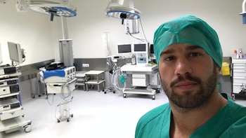 La historia de un rugbier argentino que trabaja como voluntario en un hospital de España