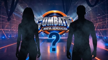Dos siluetas negras flanquean un signo de interrogación azul frente al logotipo de Combate Nueva Generación en un plató con luces y andamios.