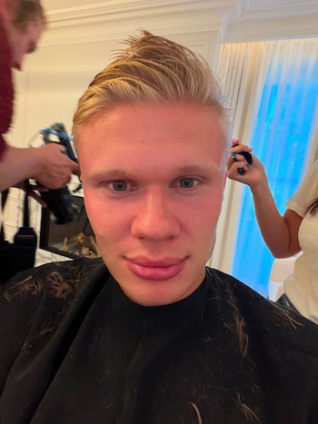 El delantero del Manchester City se cortó el pelo y se lo mostró a sus amigos